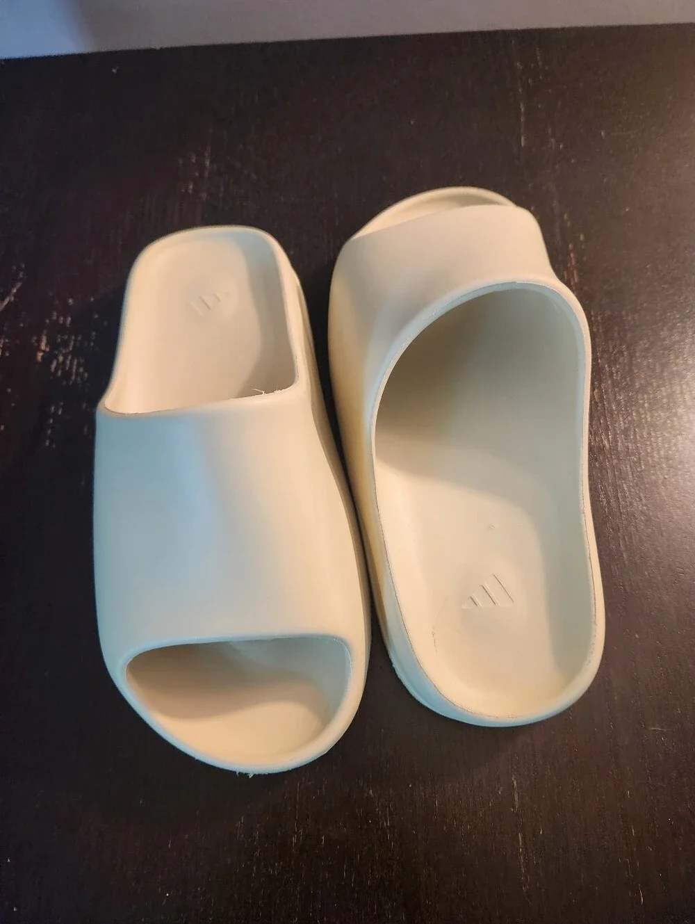 Mens Adidas Yeezy Slide In Bone. Excellent Condition. In The Original Box.